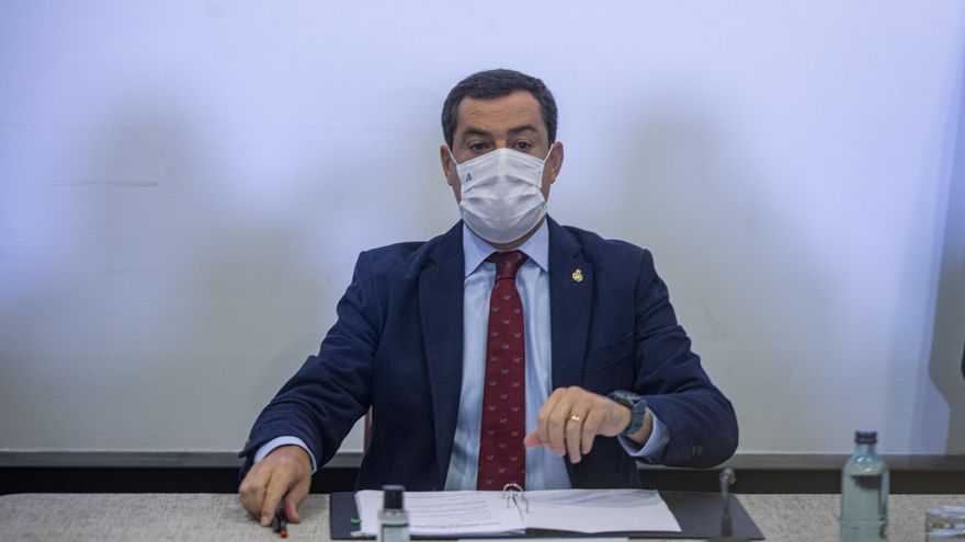 El presidente de la Junta, Juanma Moreno (c), en una foto de archivo