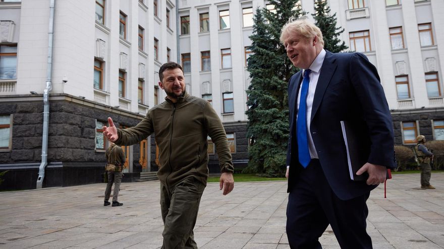 Kyiv (Ukraine), 09/04/2022.- A handout photo made available by Ukrainian Presidential Press Service shows British Prime Minister Boris Johnson (R) and Ukrainian President Volodymyr Zelensky (L) walk ahead their meeting in Kyiv, Ukraine, 09 April 2022. British Prime Minister Boris Johnson paid an unannounced visit to Kyiv on April 9 to 'show solidarity' with Ukraine a day after a missile strike killed dozens at a railway station in the country's east. (Ucrania, Reino Unido)