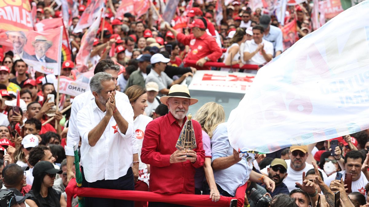 Lula da Silva, con sombrero, con una figura de la virgen de la Aparecida en un mitin de campaña en Fortaleza el 29 de septiembre.