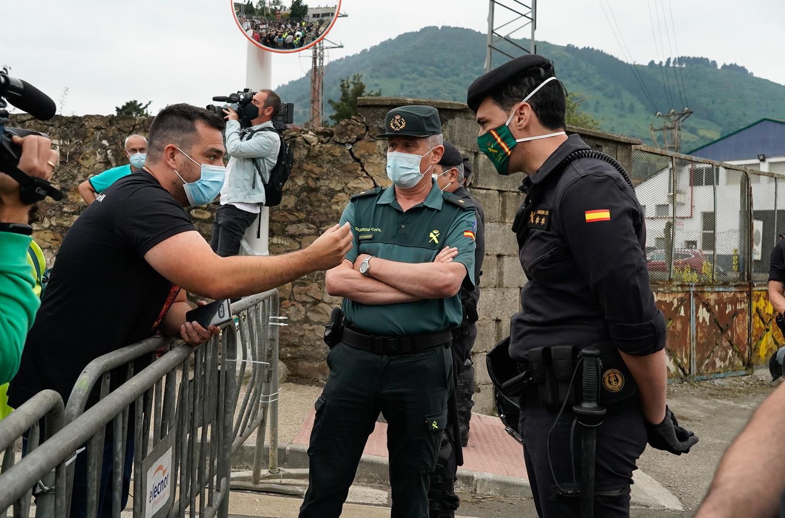 Trabajadores de Nissan en Barcelona se manifiestan en la fábrica de Los Corrales de Buelna. | JOAQUÍN GÓMEZ SASTRE