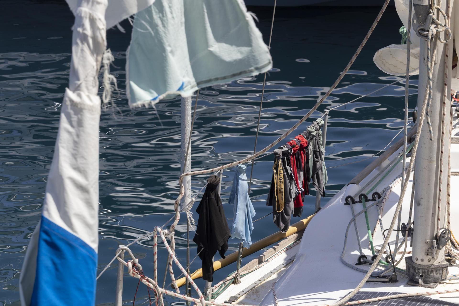 Ropa tendida y velas rasgadas en el barco de Nunan, ya amarrado en Gran Canaria.