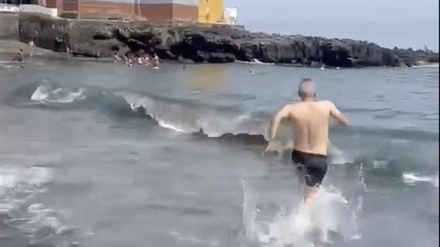 El alcalde de Puerto de La Cruz se marca un ‘Palomares’ en la playa que mantuvo abierta pese a estar contaminada
