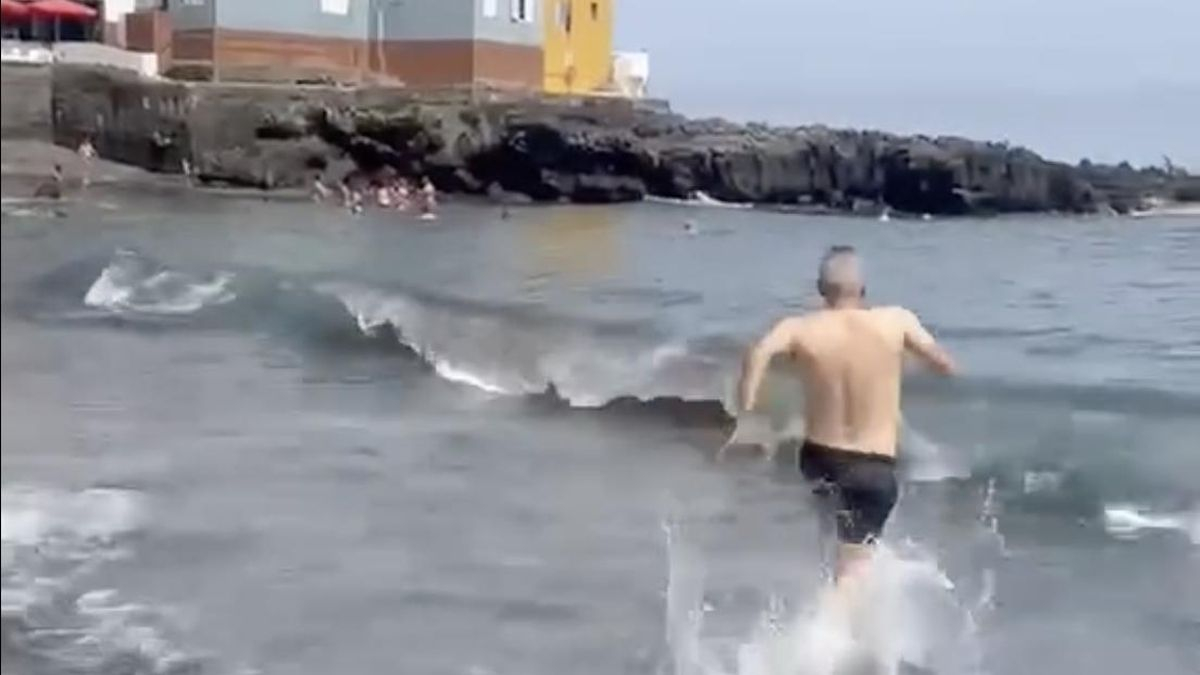 El alcalde de Puerto de La Cruz se marca un ‘Palomares’ en la playa que mantuvo abierta pese a estar contaminada