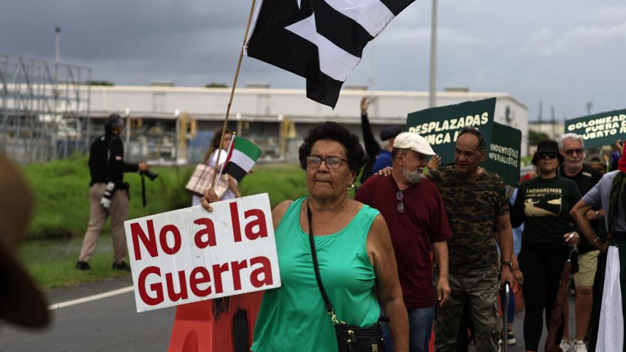 Cientos de puertorriqueños protestan contra las maniobras militares de EEUU en la isla