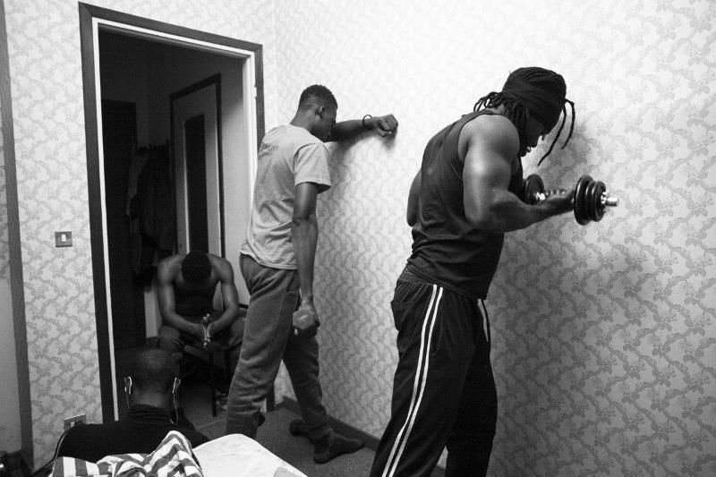 Malick y sus amigos Moussa, de Costa de Marfil, y Mohammad, de Senegal, entrenan antes de acostarse.