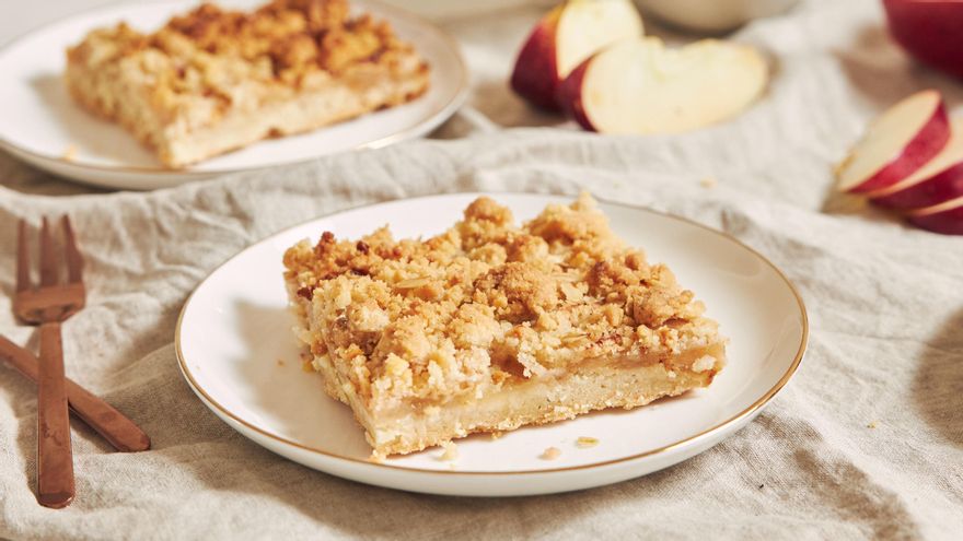 Para que la textura del crumble quede bien crujiente es recomendable hornearlo antes de montar el postre y darle el horneado final