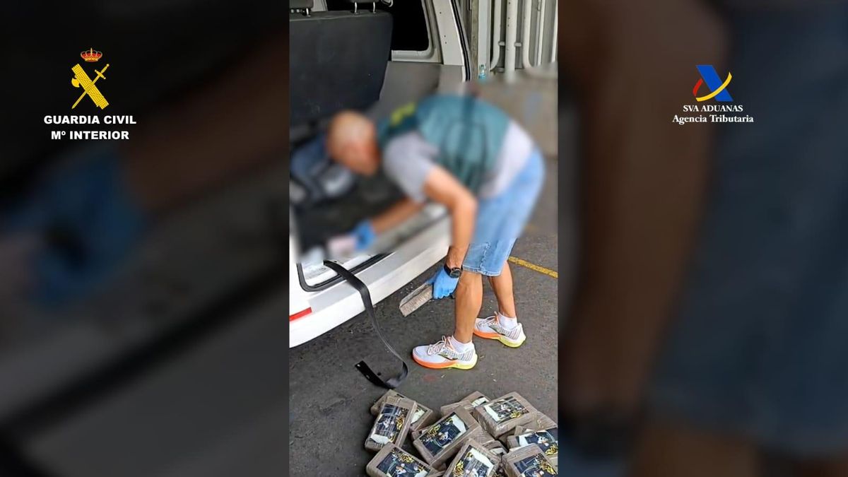 Los agentes, retirando los fardos de droga ocultos en el maletero.