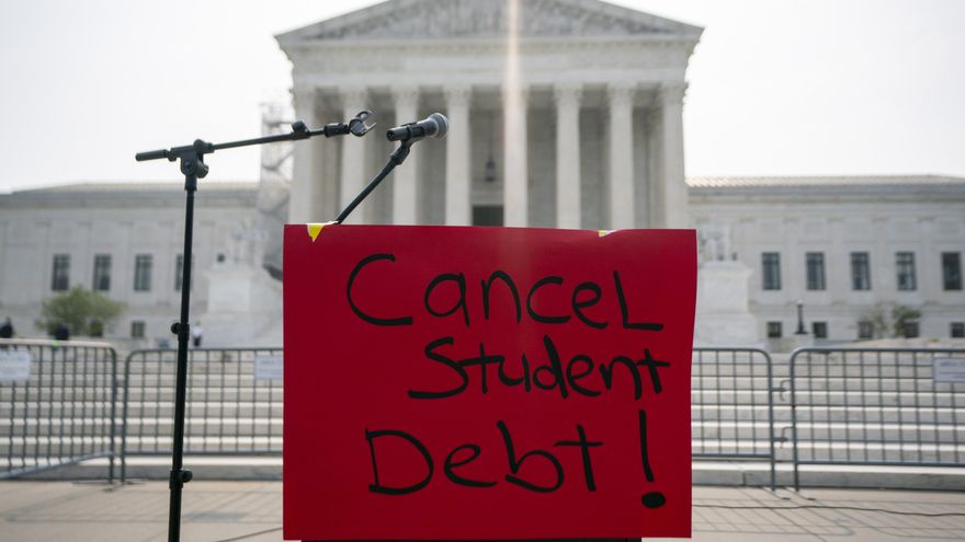 Vista de una pancarta con un mensaje de respaldo a la legalidad del plan del Gobierno de Joe Biden para cancelar la deuda estudiantil de millones de estudiantes universitarios, frente al Tribunal Supremo de EE.UU., este 30 de junio de 2023, en Washington. 