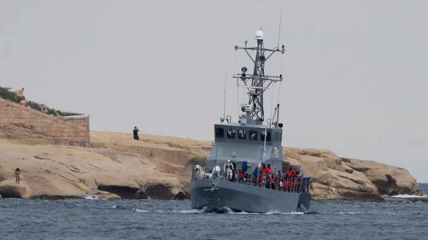 Malta socorre un barco con 100 inmigrantes y dos cadáveres
