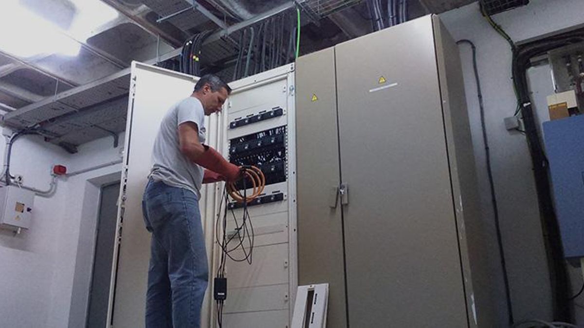 Un técnico de mantenimiento de la UCO.
