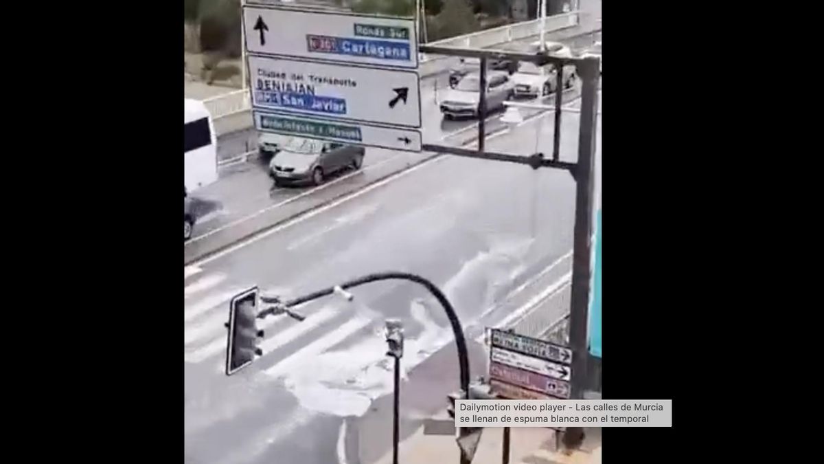 Las calles de Murcia se inundan de espuma blanca con el temporal