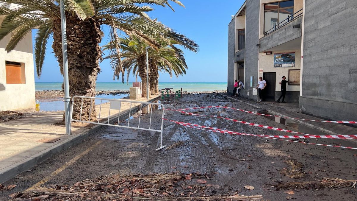 Accesos cerrados por el Ayuntamiento de Puerto del Rosario en la zona de El Charco.