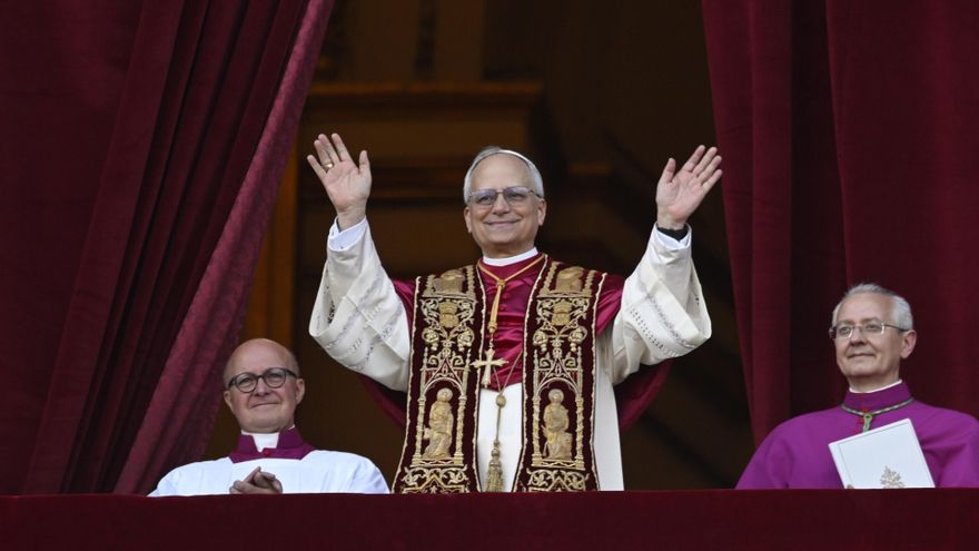 El cardenal Robert Prevost, Papa León XIV, el Papa número 267 de la historia, comparece ante sus fieles, en el balcón de la Basílica de San Pedro, a 8 de mayo de 2025