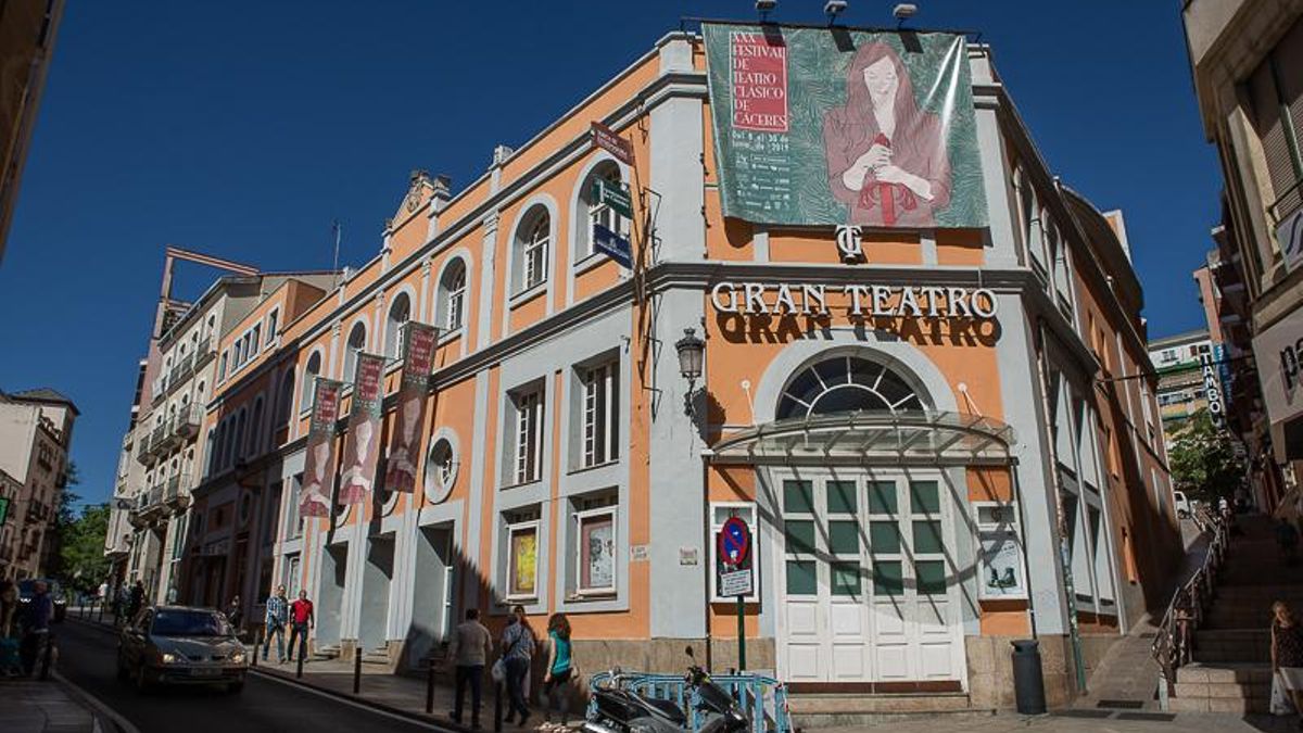 Un colectivo antifascista se moviliza contra el acto de Santiago Abascal en el Gran Teatro de Cáceres