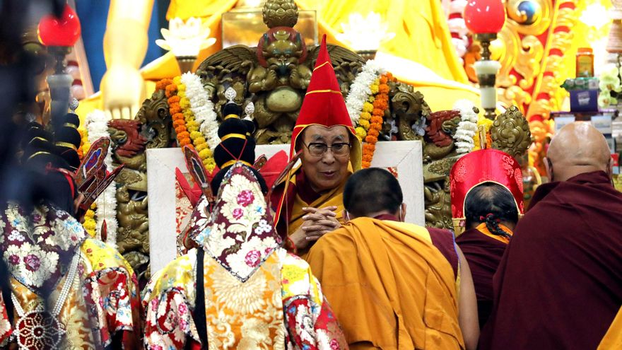 El Tíbet ruega por la larga vida del dalái lama en una ceremonia de alto voltaje político