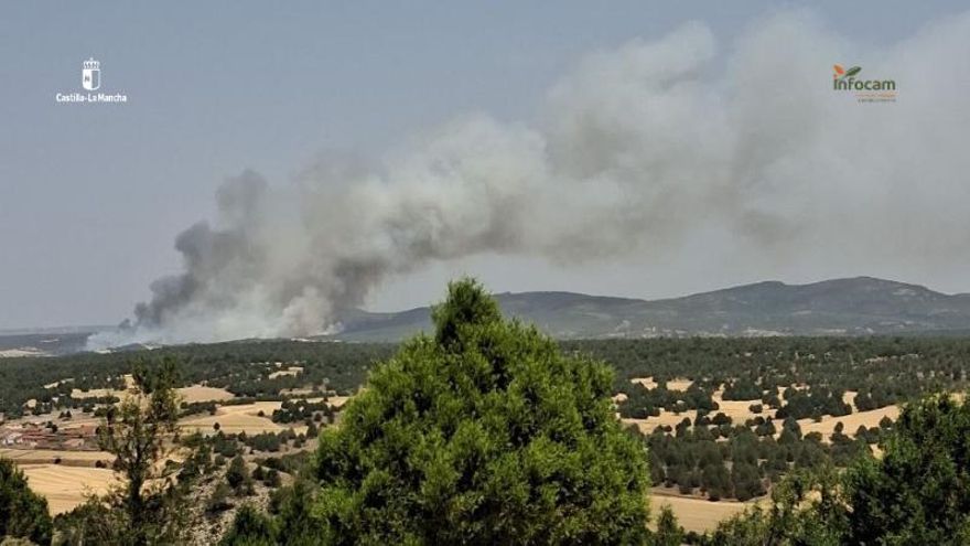 El incendio de Selas, en el parque natural del Alto Tajo, quema 1.700 hectáreas y obliga a evacuar varios pueblos