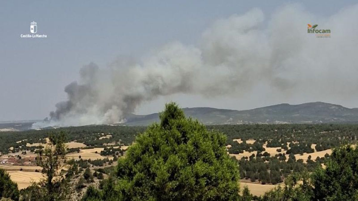 Un nuevo incendio en Guadalajara afecta ahora al parque natural del Alto Tajo y obliga a evacuar Aragoncillo