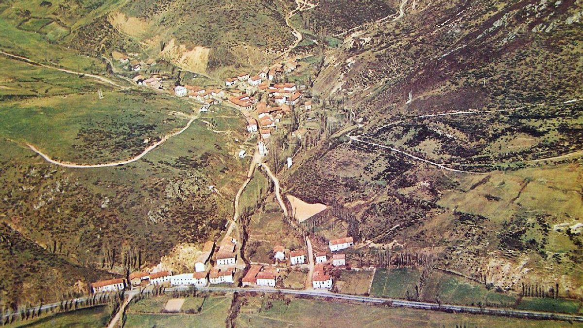 Foto aérea de la desaparecida localidad de Éscaro bajo el pantano de Riaño.