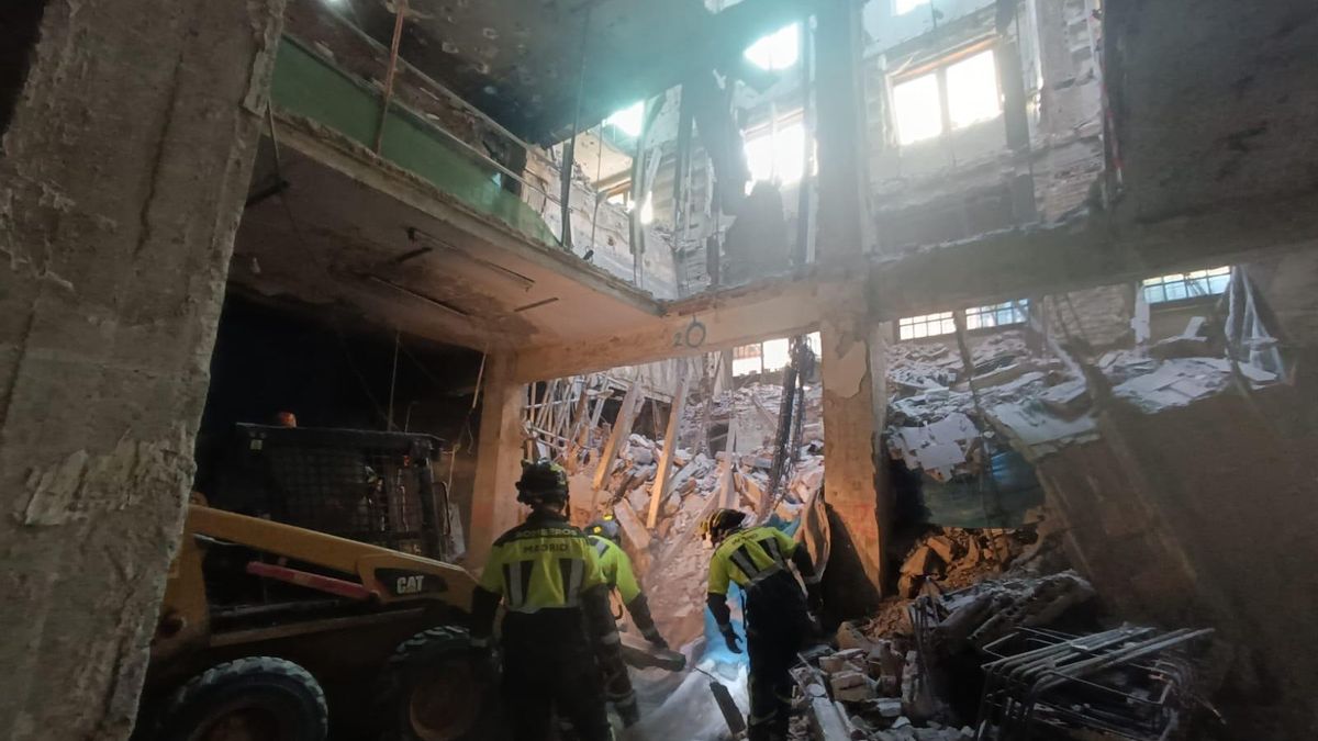 Hallan cuatro cadáveres de las víctimas tras el derrumbe de un edificio en construcción del centro de Madrid.