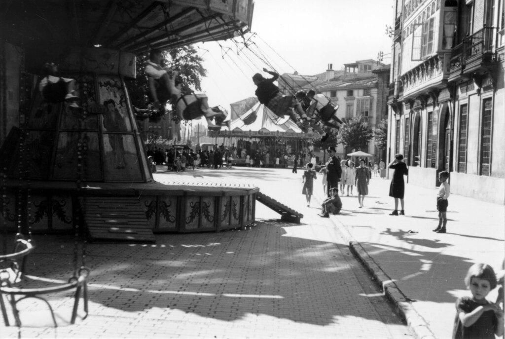 Carrusel en el centro de Vitoria hacia 1940