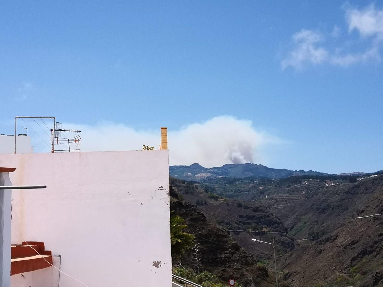 El incendio de la cumbre visto desde Firgas.