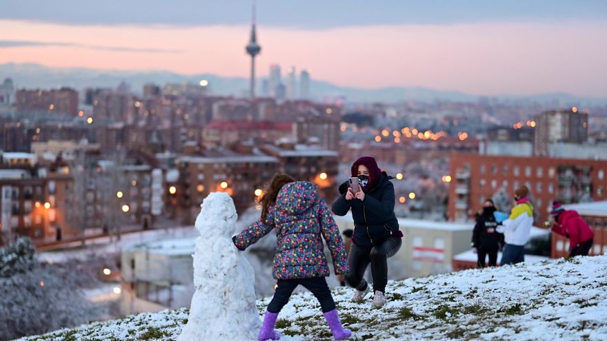 Niños juegan entre la nieve en el cerro del Tío Pío en Madrid