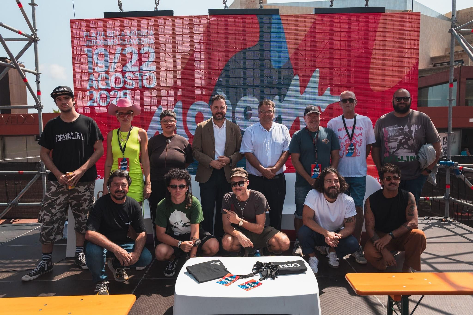Foto de familia del staff del Mojo, músicos y representantes de las instituciones que apoyan el festival.