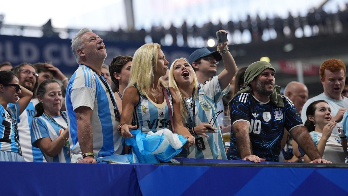 Hinchas argentinos celebrando la victoria