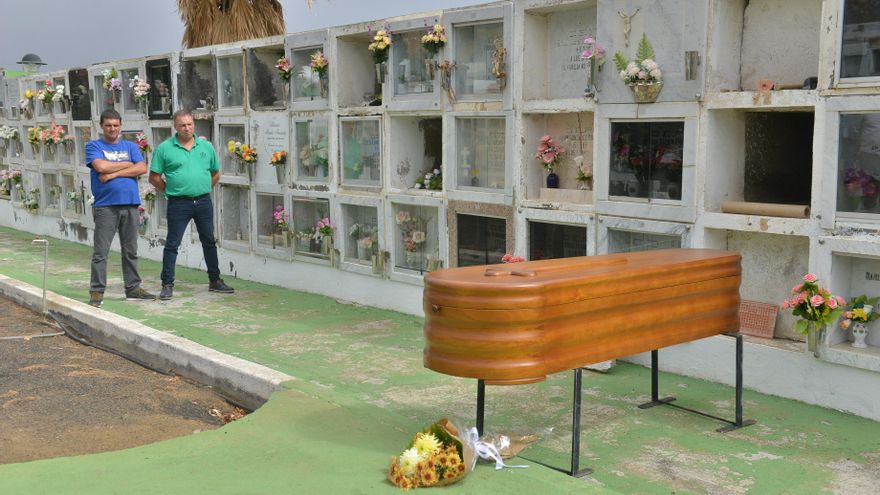 "Tripulante 1": enterrado en El Hierro el hombre que llegó sin vida en un cayuco