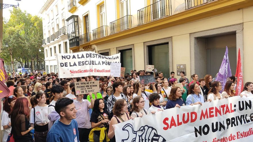 Marcha estudiantil por las calles de Sevilla en defensa de la salud mental