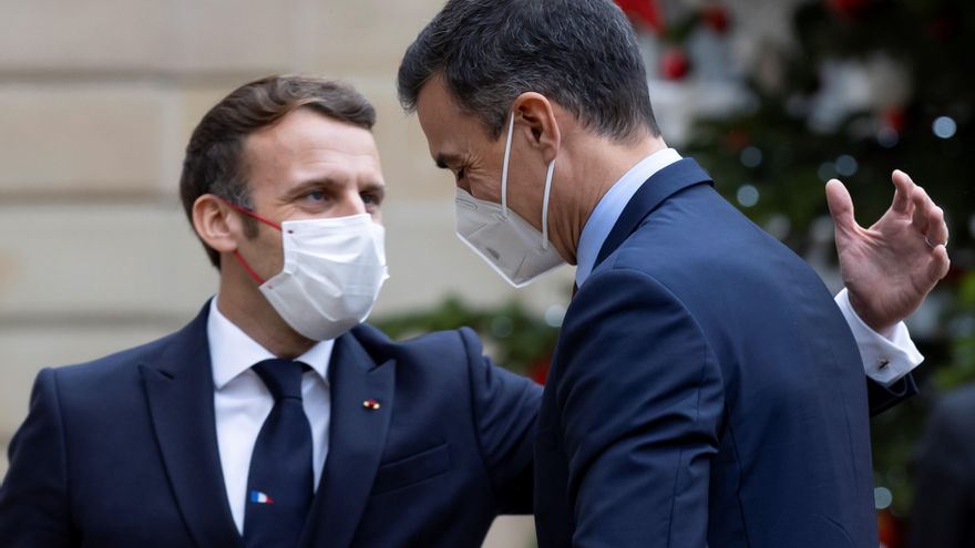 Emmanuel Macron (i) recibe a Pedro Sánchez recibe a Pedro Sánchez en el Palacio del Elíseo, este lunes en París. EFE/EPA/IAN LANGSDON