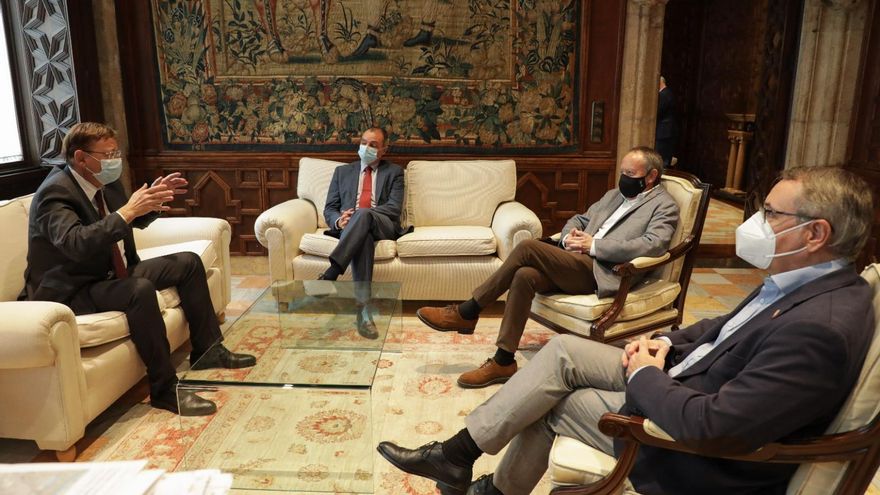 Ximo Puig durante la reunión con patronal y sindicatos.