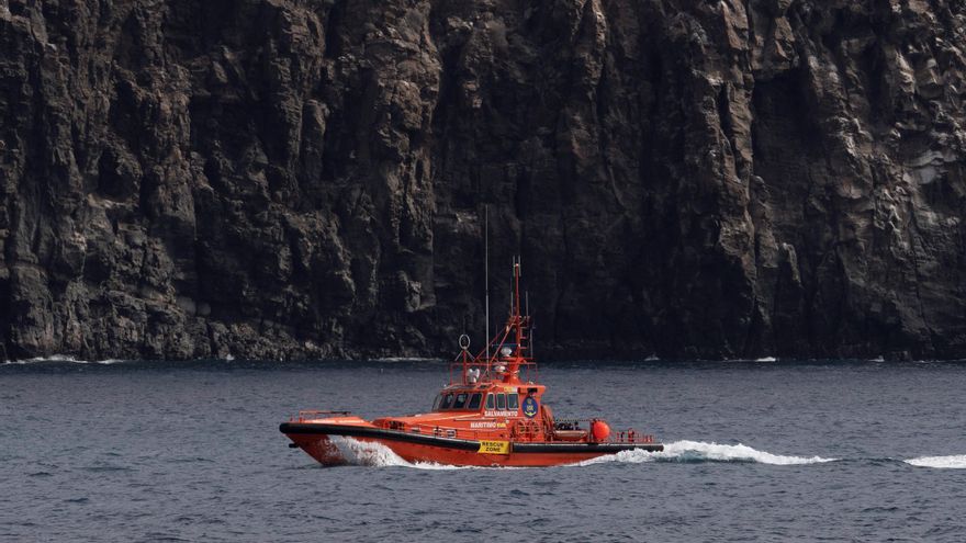 A la deriva y achicando agua: así encontró Salvamento a un cayuco este sábado cerca de Tenerife