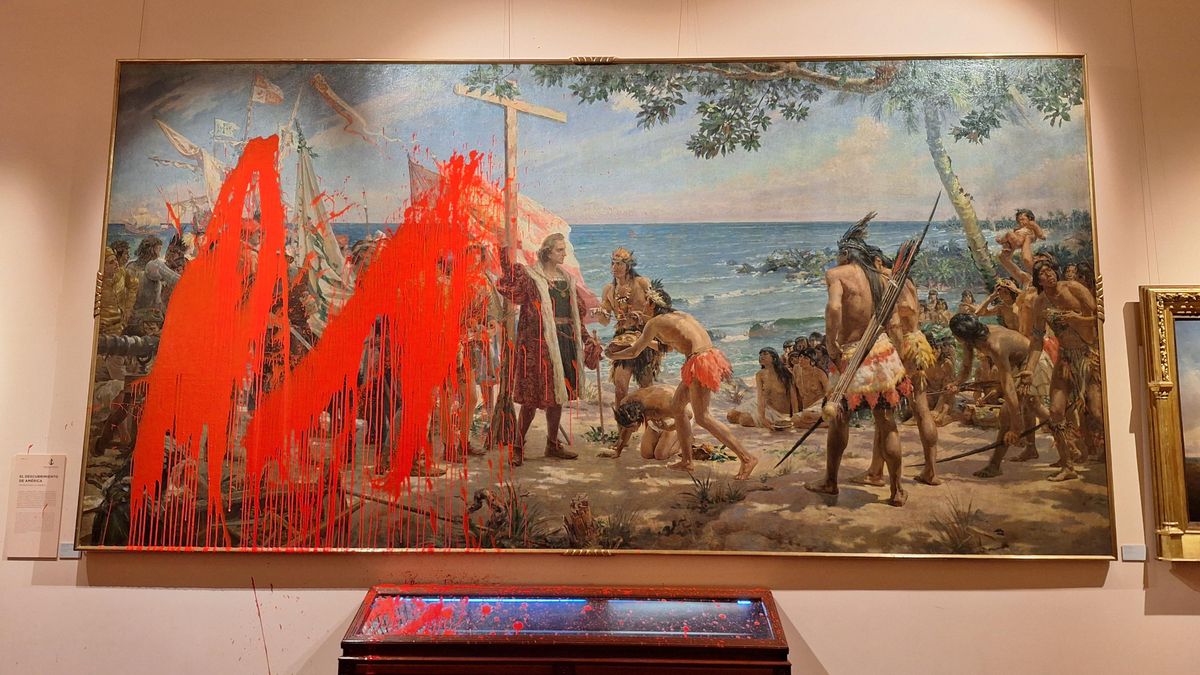 Dos activistas de Futuro Vegetal lanzan pintura biodegradable sobre un cuadro de Colón en el Museo Naval de Madrid