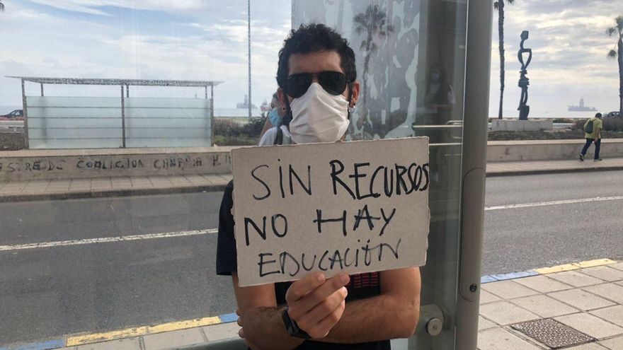 "Sin recursos, no hay educación", señala una de las pancartas de uno de los estudiantes.
