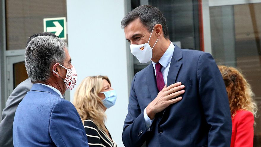 Revilla y Sánchez en el exterior del Centro Botín, donde se ha celebrado el acto.