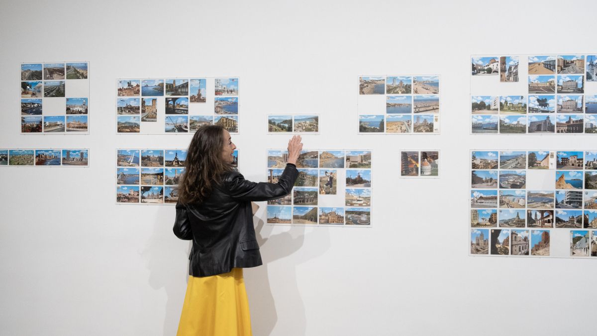 Cristina Arribas explicando la exposición 'Cielito Lindo' en la sala Chiquita Room