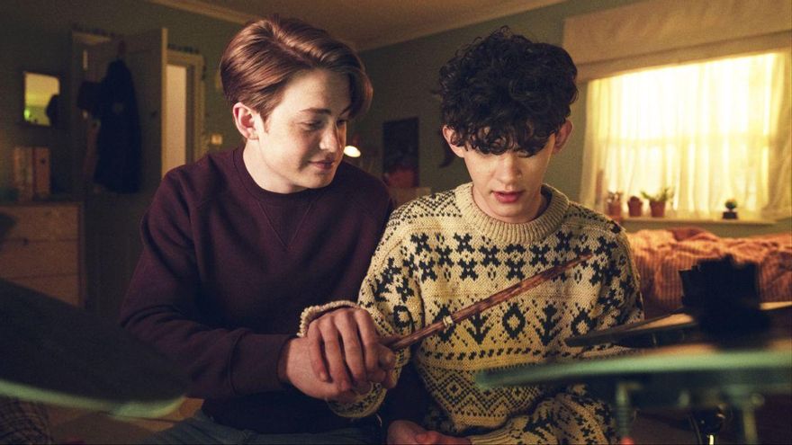 Borrado bisexual e hipervigilancia LGTBI: qué hay tras la salida forzada del armario del actor de 'Heartstopper'