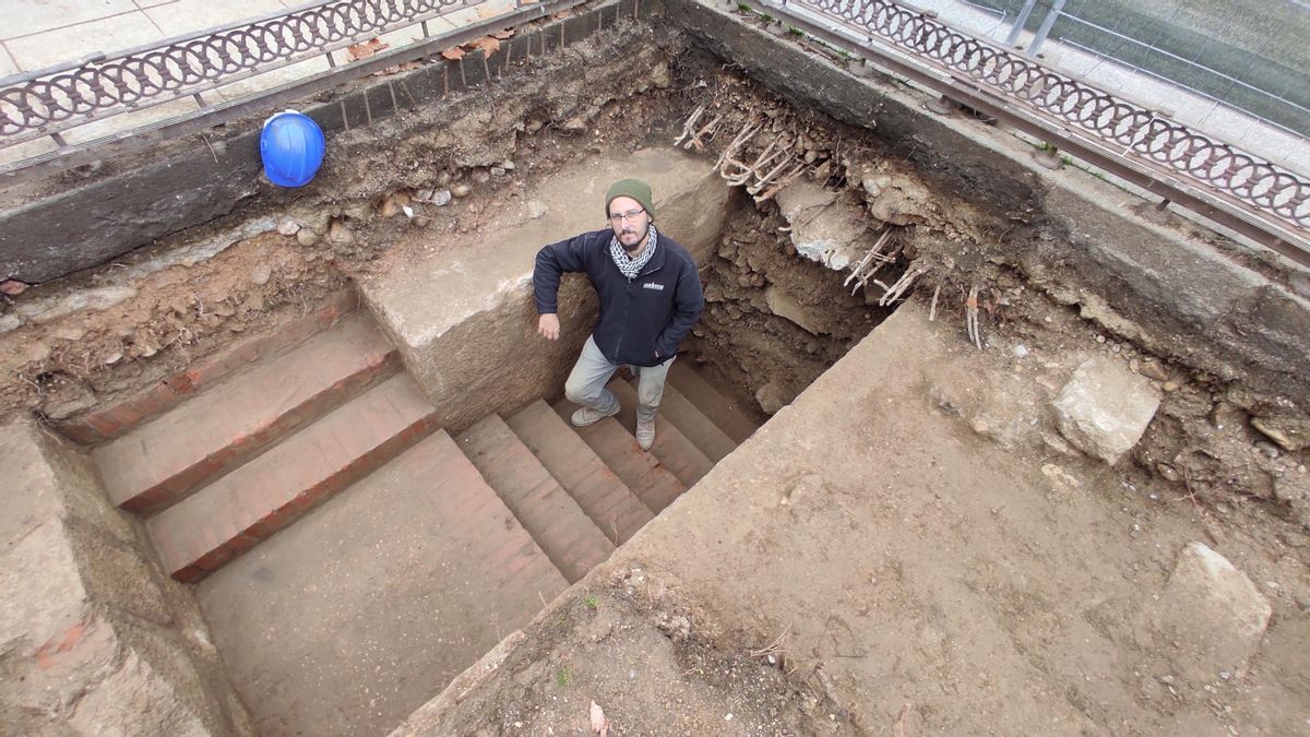 Luis Antonio Ruiz Casero a la entrada del refugio todavía cegado, en 2023.