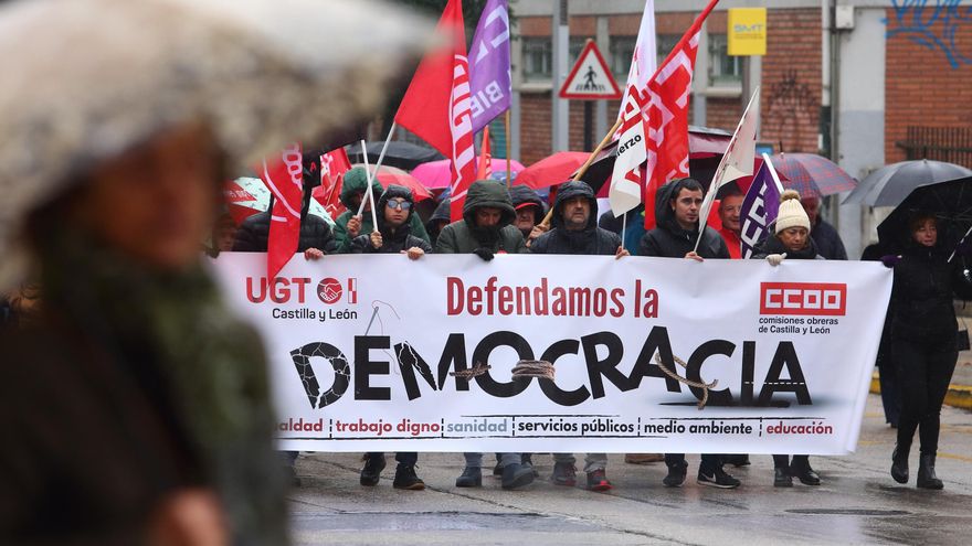 Manifestación de CCOO y UGT en defensa de la democracia en Ponferrada.