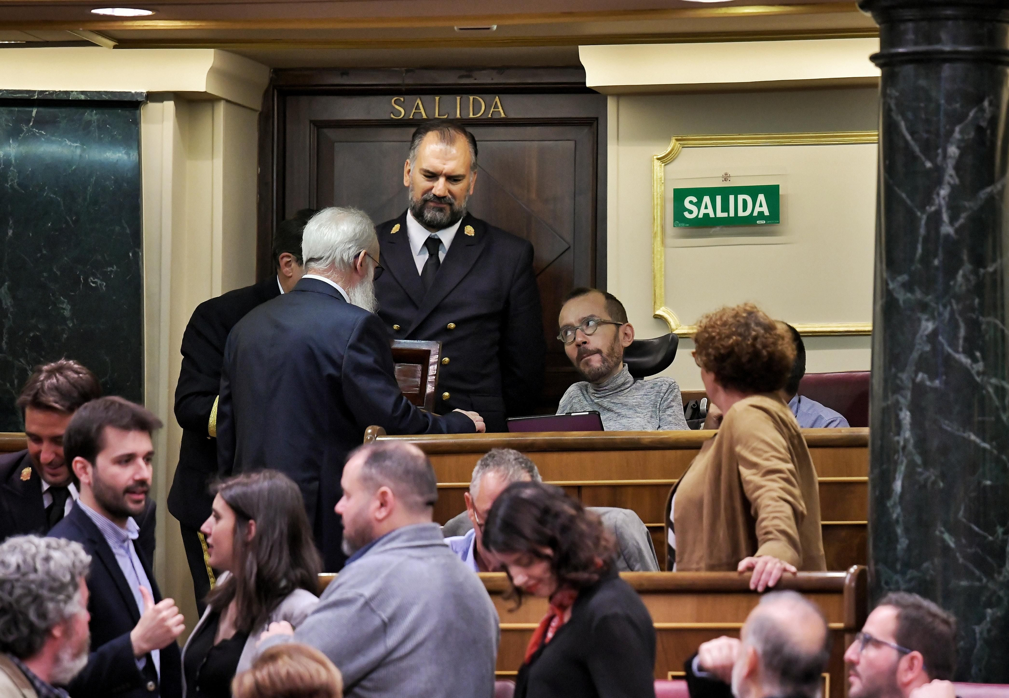 Pablo Echenique (UP), en el gallinero, habla con el presidente de edad del Congreso Agustín Zamarrón / Dani Gago (Podemos).