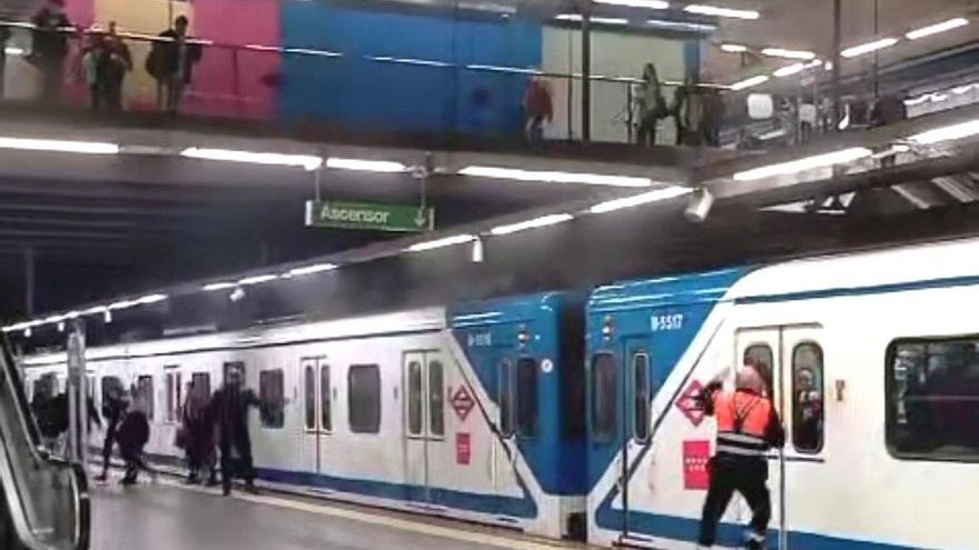Evacuación en la estación de Moncloa por humo en uno de los vagones de Metro de Madrid