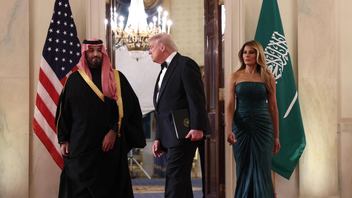 El presidente de Estados Unidos, Donald Trump, el príncipe heredero y primer ministro de Arabia Saudí, Mohammed bin Salman, y la primera dama, Melania Trump, en la Casa Blanca el 18 de noviembre de 2025.