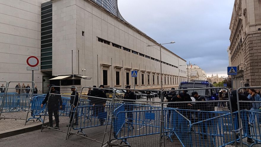 El Congreso de los Diputados amanece blindado por la Policía Nacional ante la manifestación convocada por el Sindicato de Inquilinas