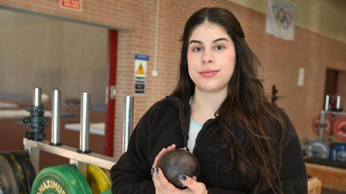 La lanzadora de peso Tilena Martínez, hija del medallista olímpico en Atenas 2004 Manuel Martínez, analiza en León la temporada tras conquistar el campeonato de España sub-23.