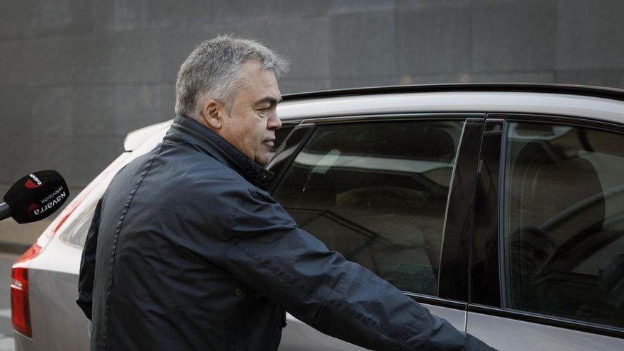 El exsecretario de Organización del PSOE Santos Cerdán a su salida este lunes por primera vez del Juzgado de Primera Instancia de Tafalla