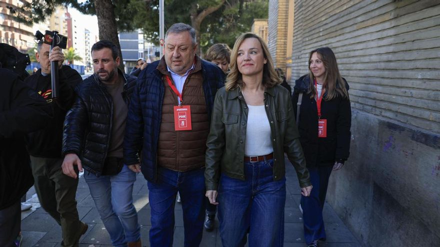 La candidata del PSOE a la Presidencia de Aragón, Pilar Alegría, se dirige al Instituto Goya de Zaragoza para ejercer su derecho al voto