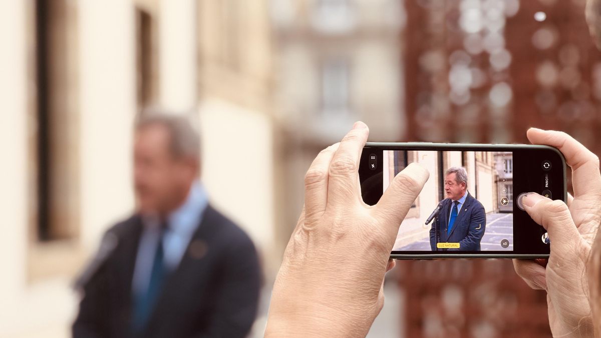 Cuatro frentes abiertos para Zupiria: el partido de Palestina, los ecos de la Falange y los avisos de Ararteko y Fiscalía