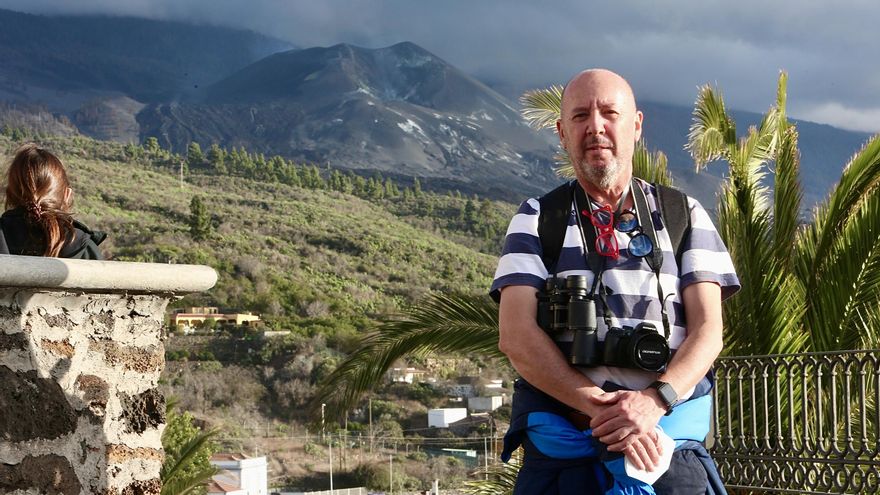 José Miguel llegó de Jaén este lunes para contemplar el volcán. (ALEJANDRO RAMOS)