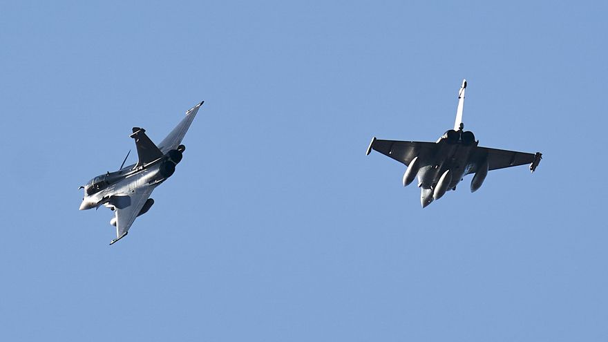 Dos aviones Dassault Rafale Armee de L’air de Francia realizan prácticas de maniobras aéreas de combate.